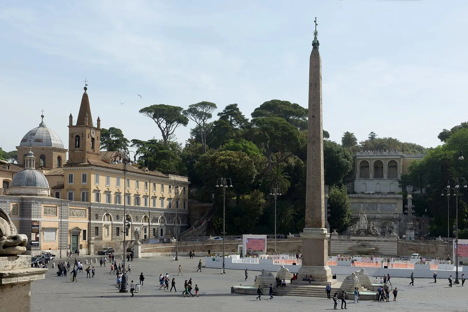 La piazza del Popolo à Rome, avec son obélisque et les églises jumelles