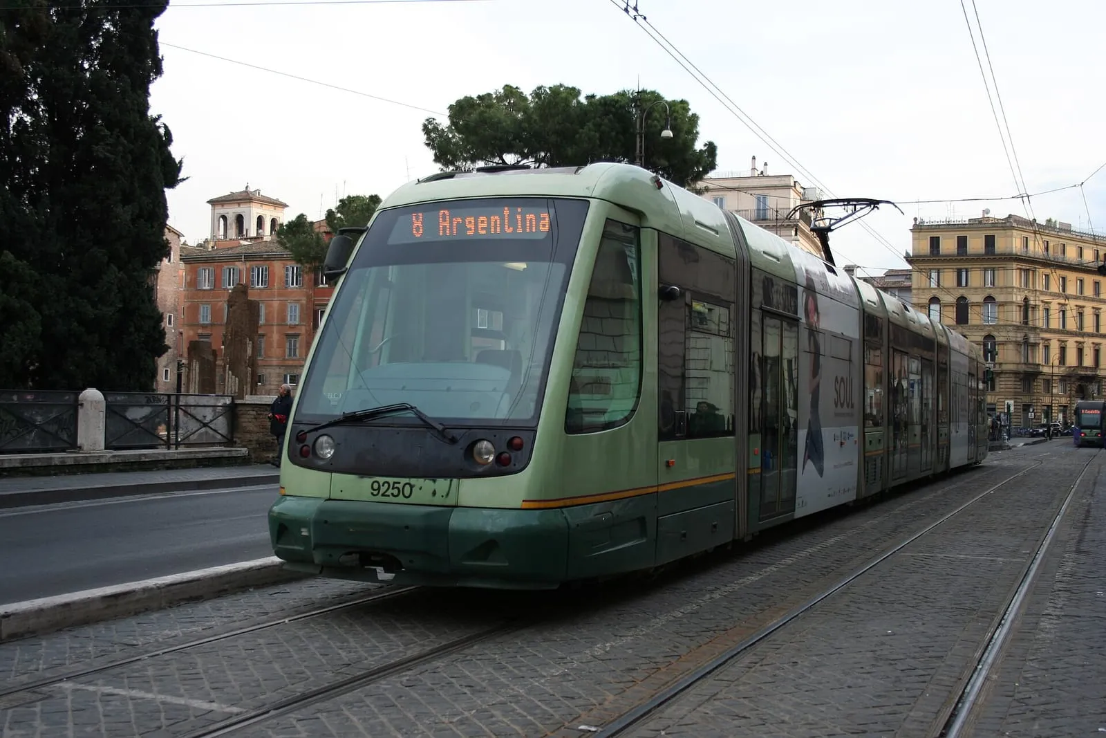 Un tram de la ligne 8 de l'Atac au terminus de Torre Argentina, à Rome