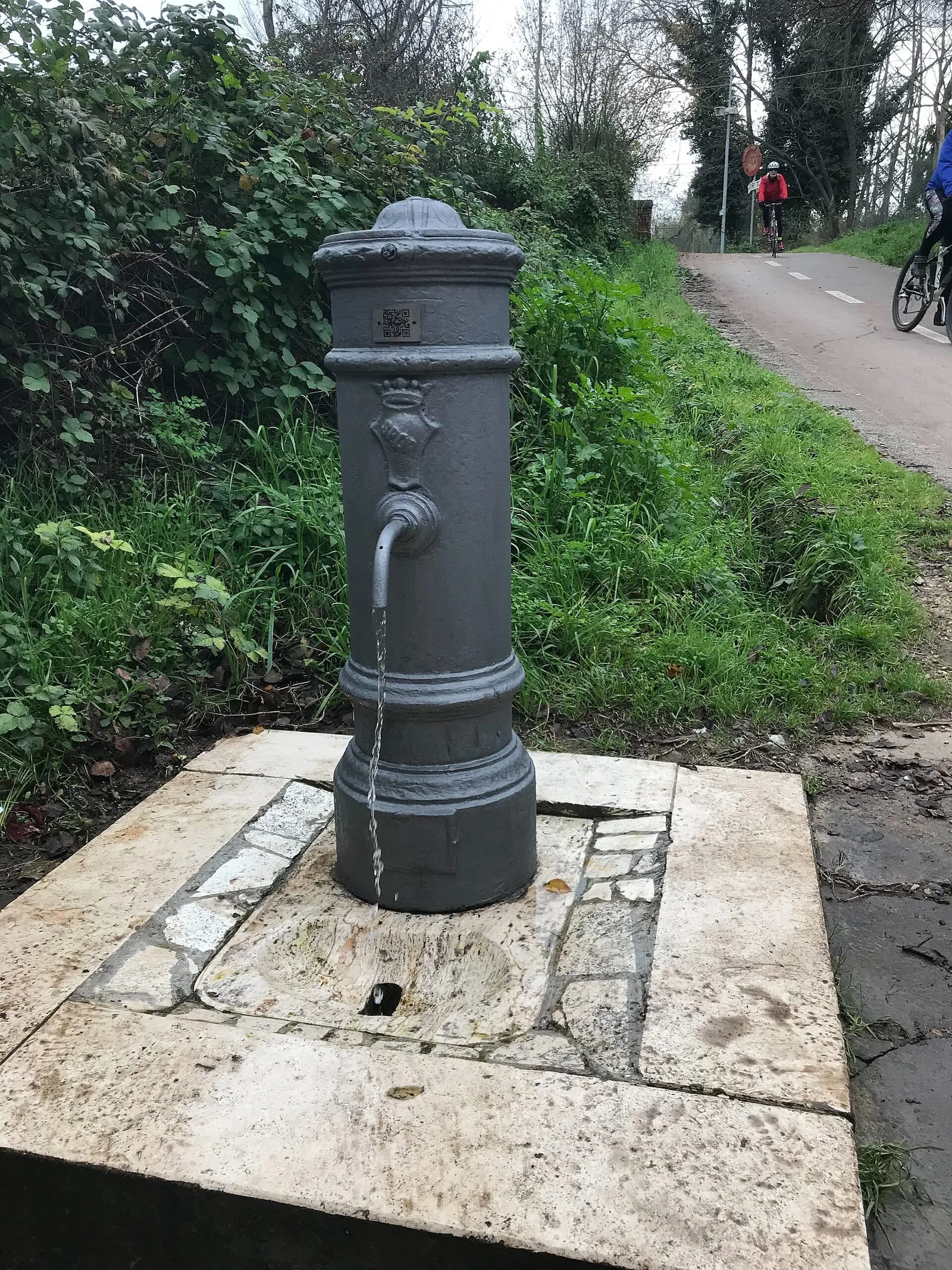 Une fontaine le long d'une piste cyclable à Rome