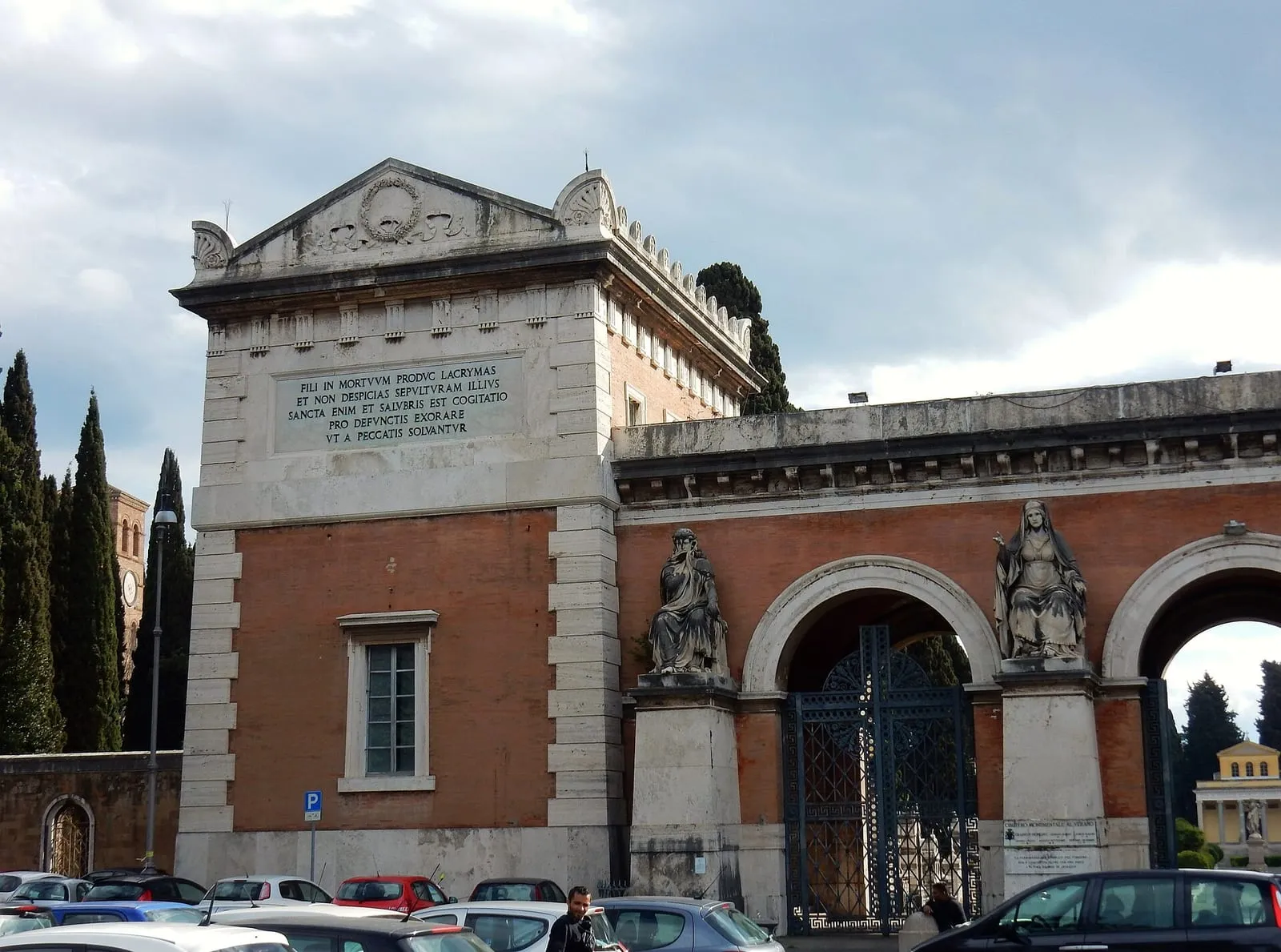 L'entrée monumentale du cimetière du Verano, à Rome