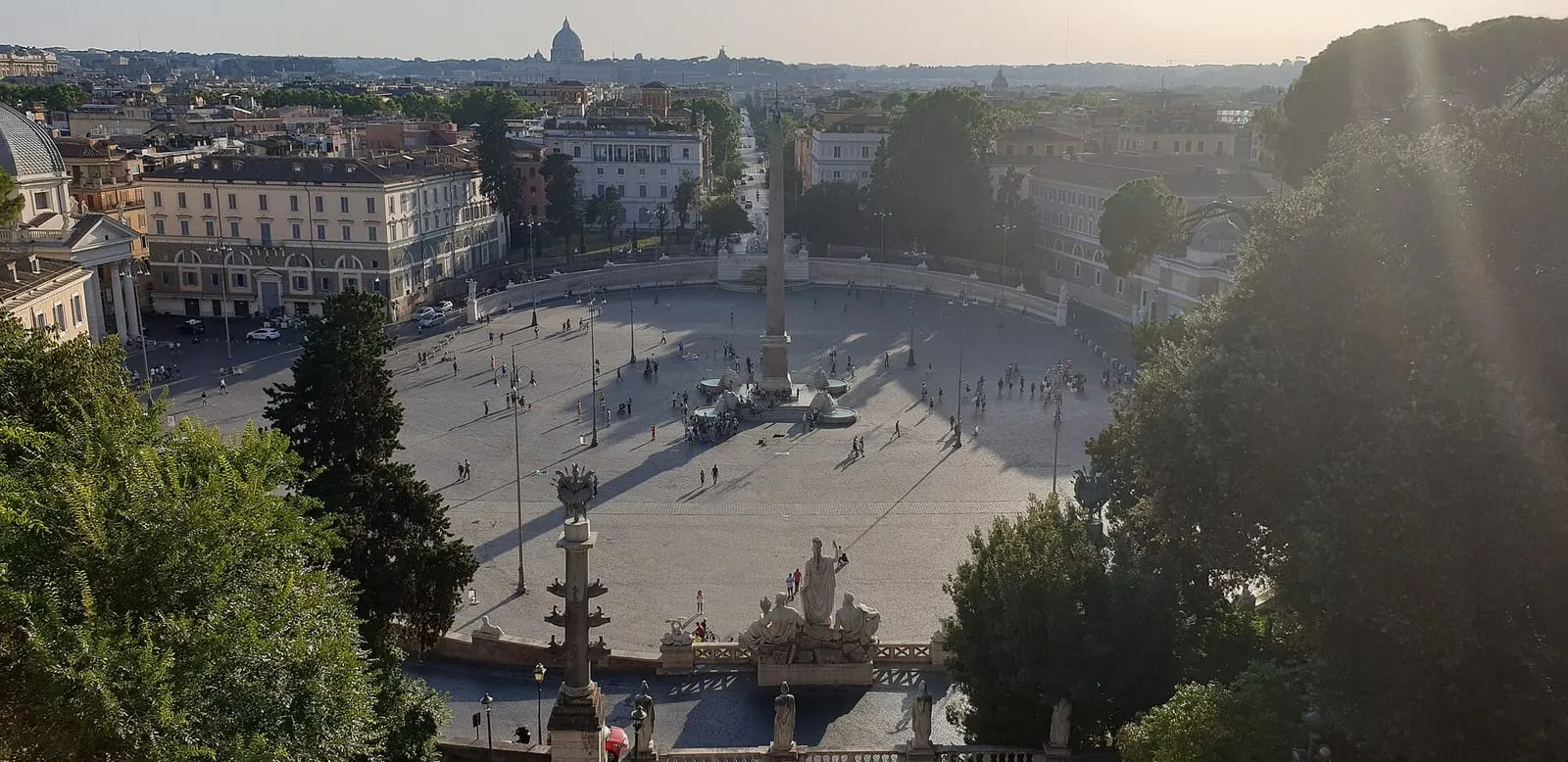 La piazza del Popolo vue en plongée depuis la terrasse du Pincio, l'obélisque au centre et une lumière de fin de journée