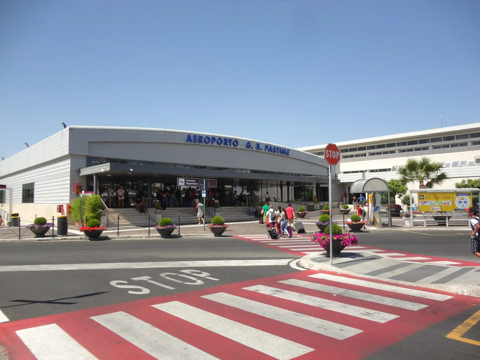 Façade du terminal de l'aéroport de Ciampino G. B. Pastine, devant le parvis et les arrêts de bus
