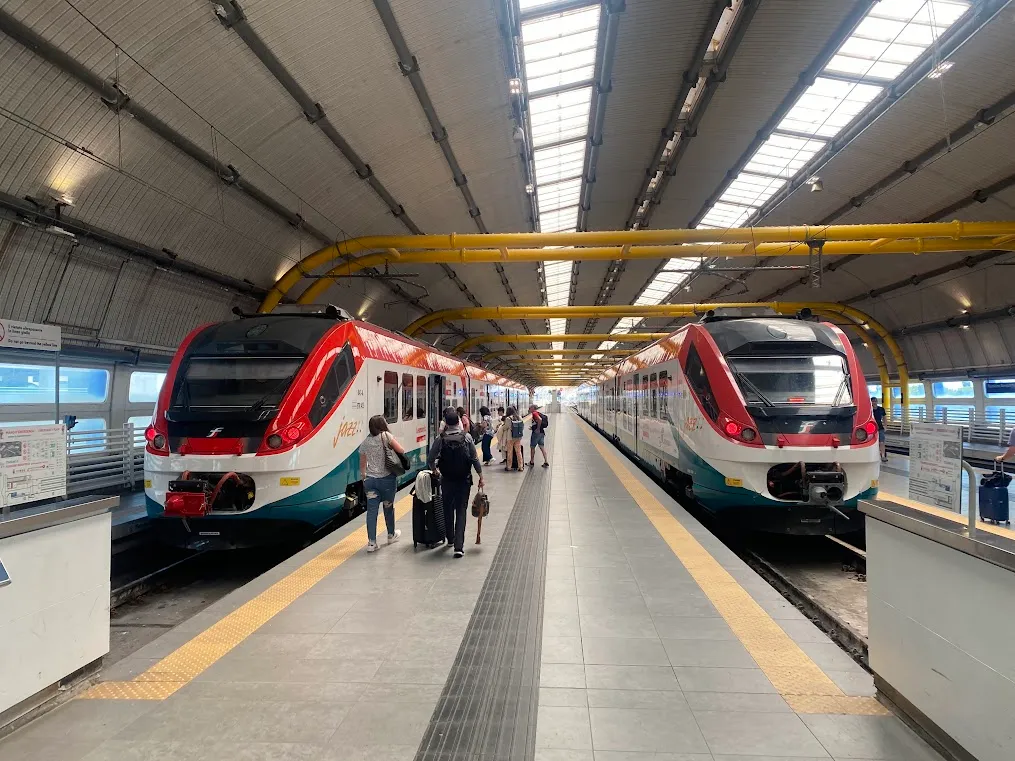 Deux rames de Leonardo Express à quai dans la gare ferroviaire de l'aéroport de Fiumicino