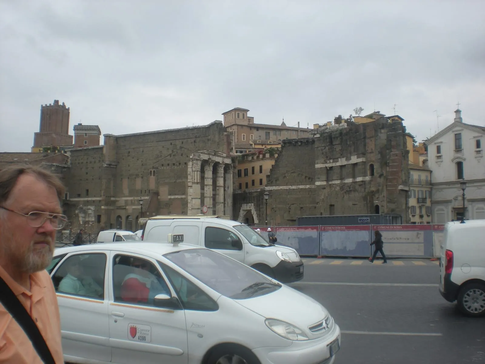 Taxis blancs de Rome Capitale en circulation près du centre historique