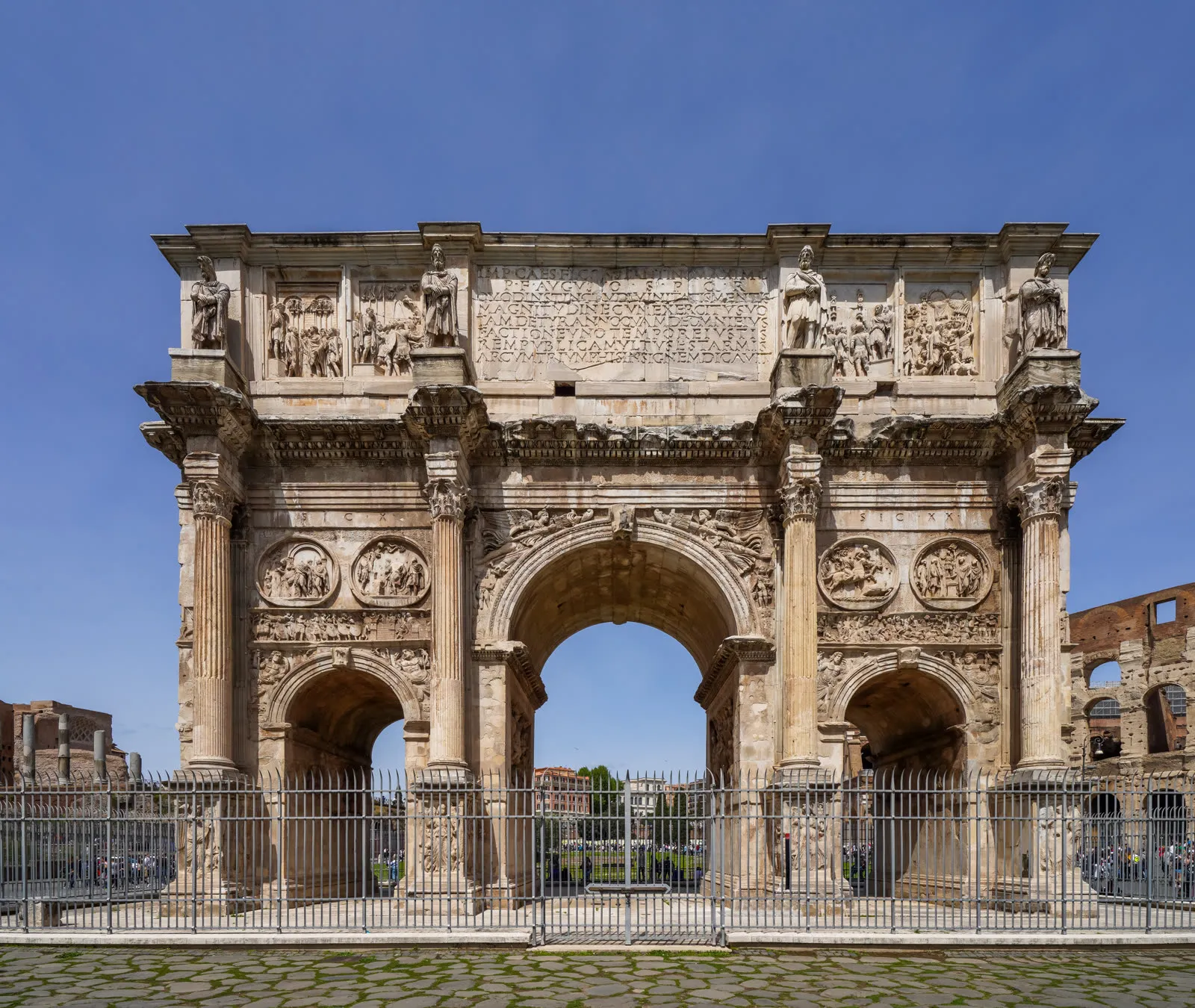 L'arc de Constantin vu de face depuis la via Triumphalis, côté sud