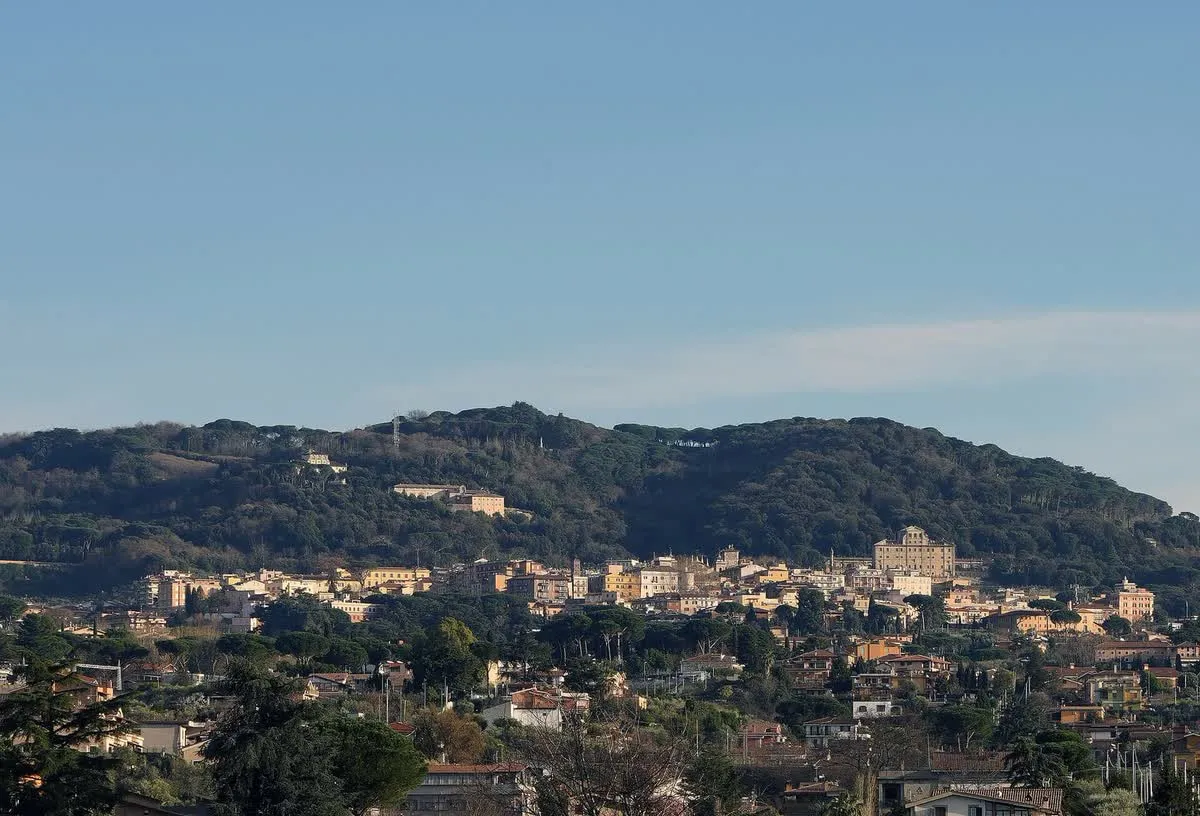 Panorama de Frascati et de ses villas sur les pentes boisées des collines volcaniques des Castelli Romani