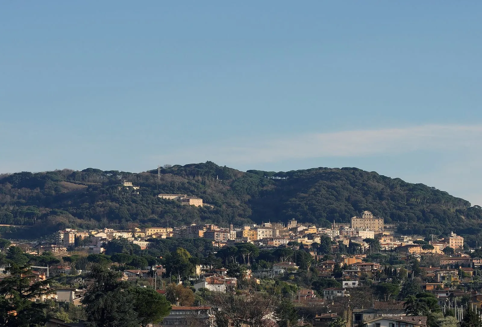 Panorama de Frascati et de ses villas sur les pentes boisées des collines volcaniques des Castelli Romani