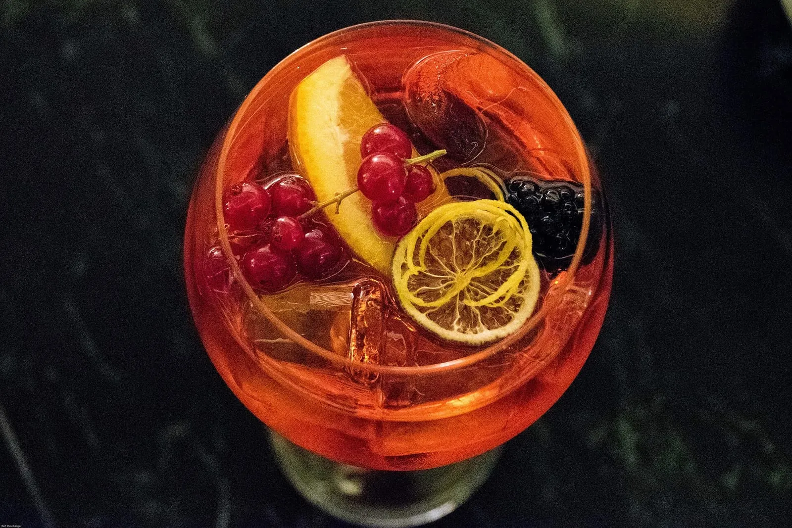 Un apéritif pris debout en début de soirée, verres et petits accompagnements posés sur une table