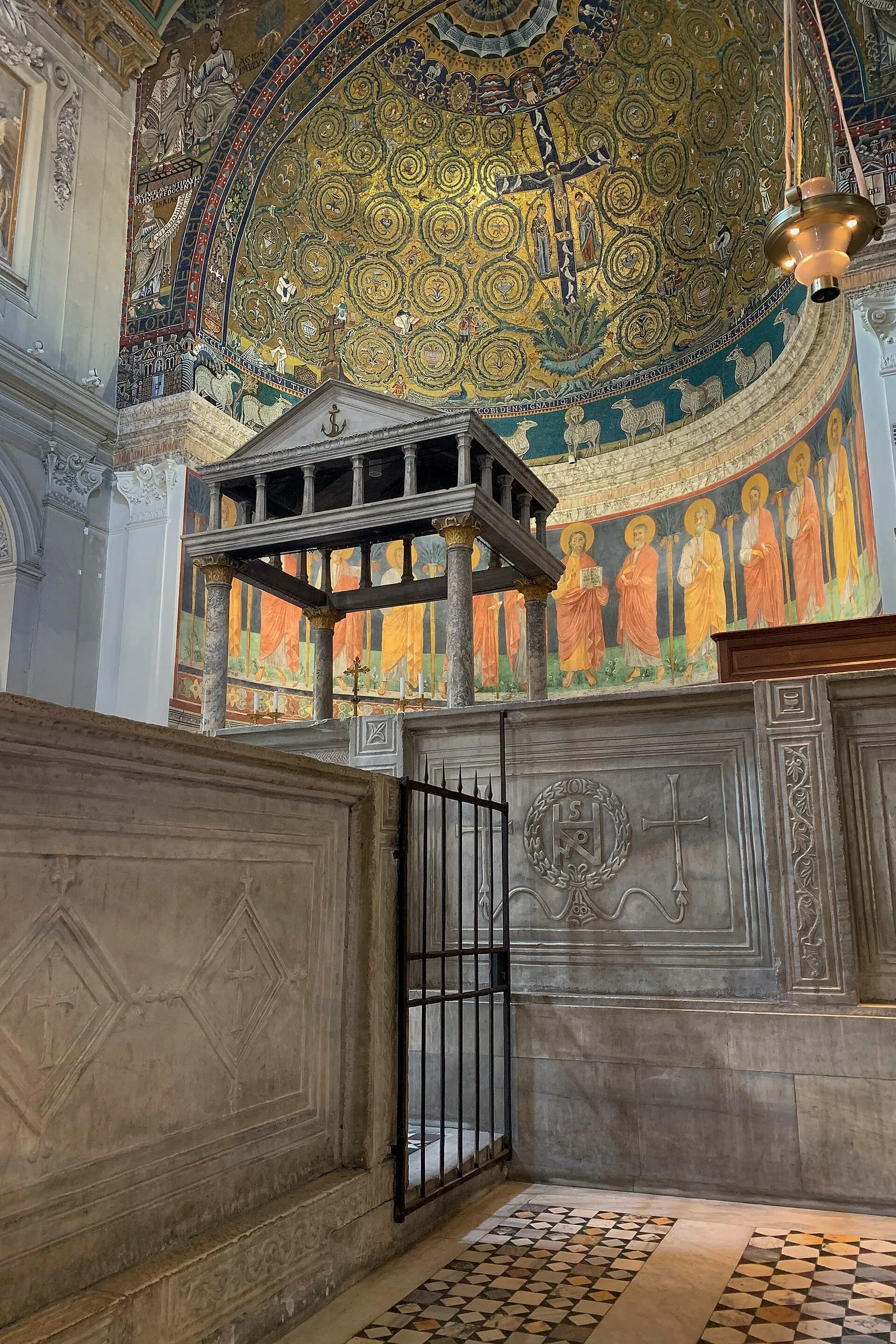 L'intérieur de la basilique Saint-Clément à Rome vu vers l'abside : ciborium sur colonnes, chœur de marbre ancien et pavement cosmatesque
