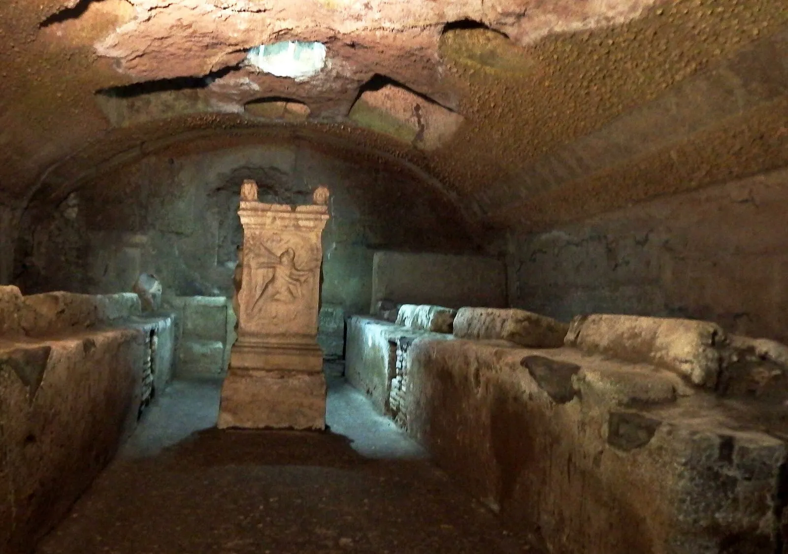 Le mithraeum du niveau romain sous la basilique Saint-Clément à Rome, avec ses banquettes de pierre et l'autel sculpté de Mithra égorgeant le taureau