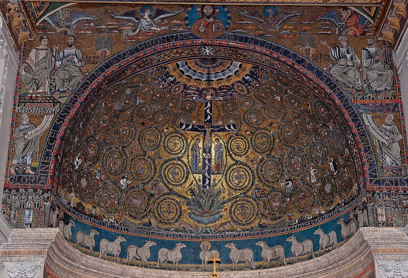 La mosaïque du XIIe siècle de l'abside de Saint-Clément à Rome, croix triomphale dorée au milieu de rinceaux, agneau et brebis, prophètes sur les côtés