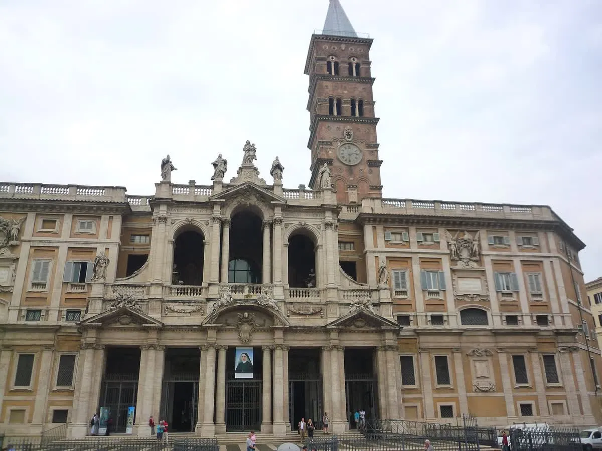 La façade de la basilique Sainte-Marie-Majeure à Rome, avec sa loggia des bénédictions et son campanile roman en briques