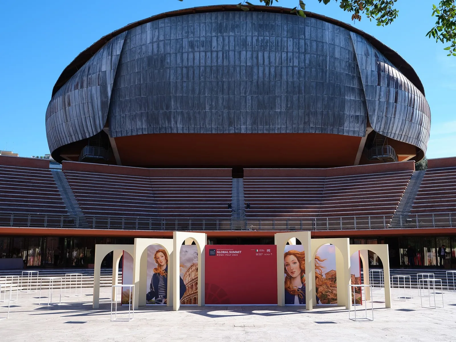 La cavea de l’Auditorium Parco della Musica à Rome, coque de bois vue depuis la place