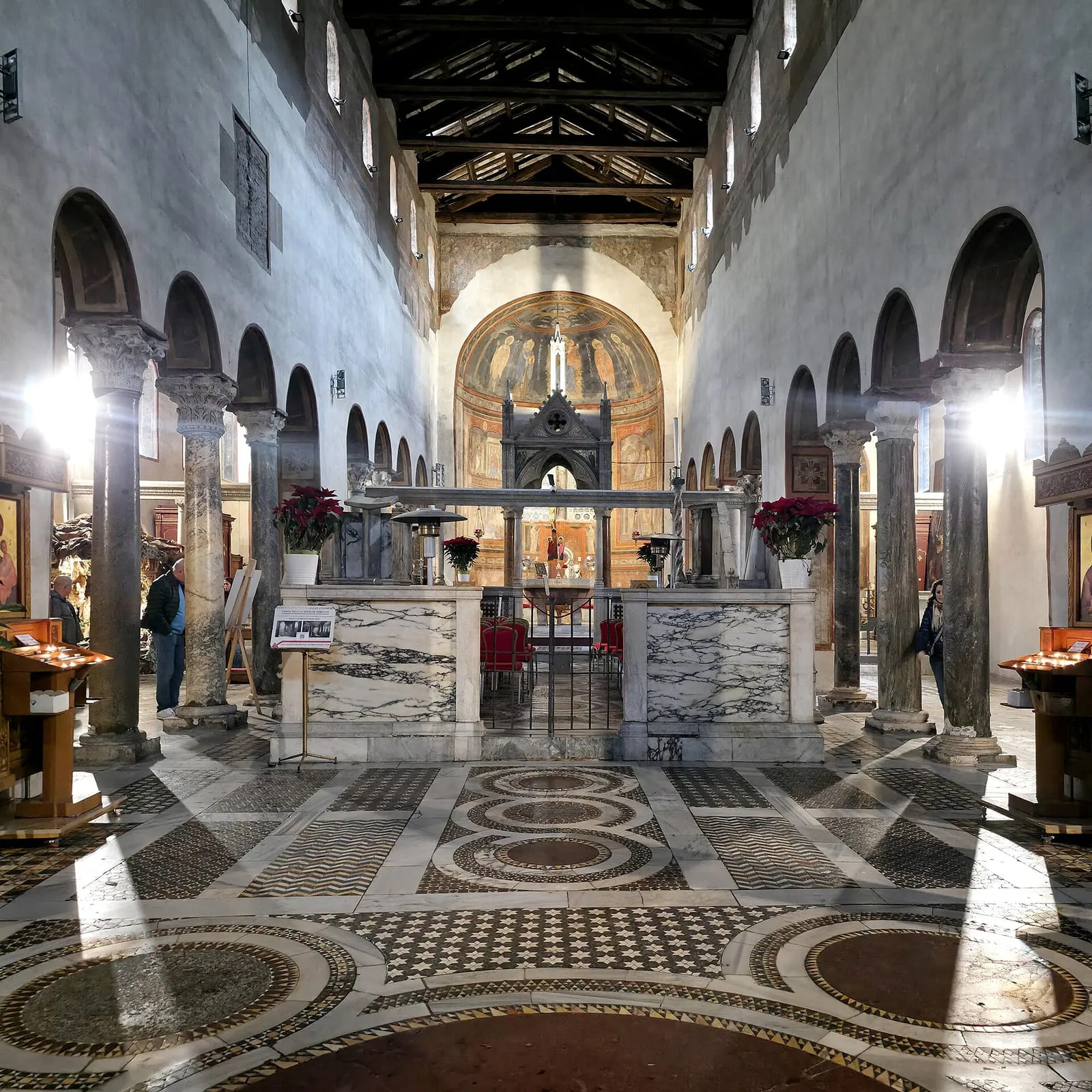 L'intérieur de Santa Maria in Cosmedin : la nef centrale, les colonnes antiques, le pavement cosmatesque et la schola cantorum surélevée devant l'abside