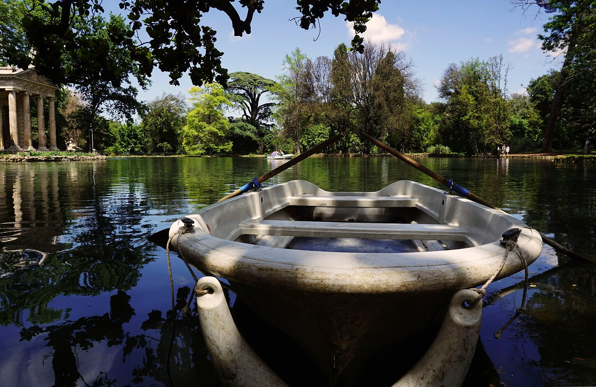 Le lac de la Villa Borghese et son temple