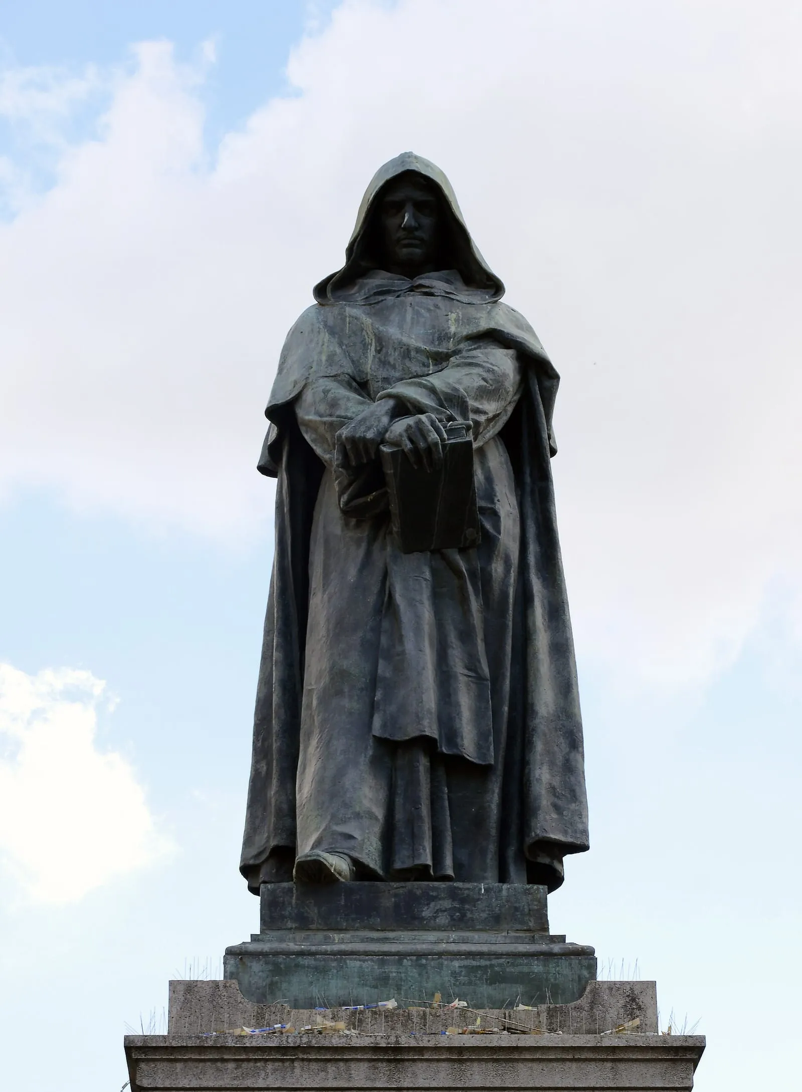 La statue de bronze de Giordano Bruno, encapuchonnée dans son habit de dominicain, sur son socle de pierre au Campo de' Fiori