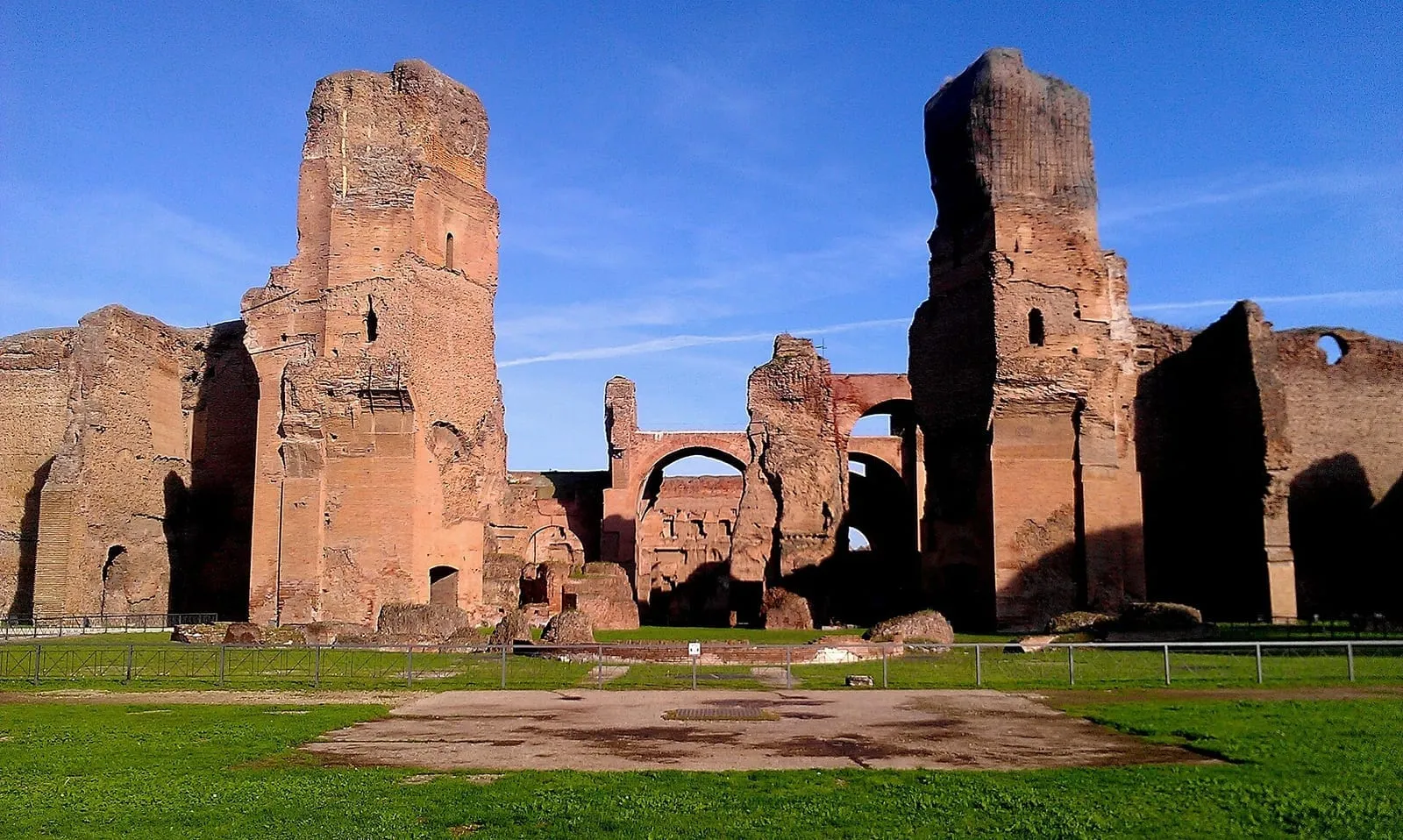 Les ruines imposantes des thermes de Caracalla, côté caldarium