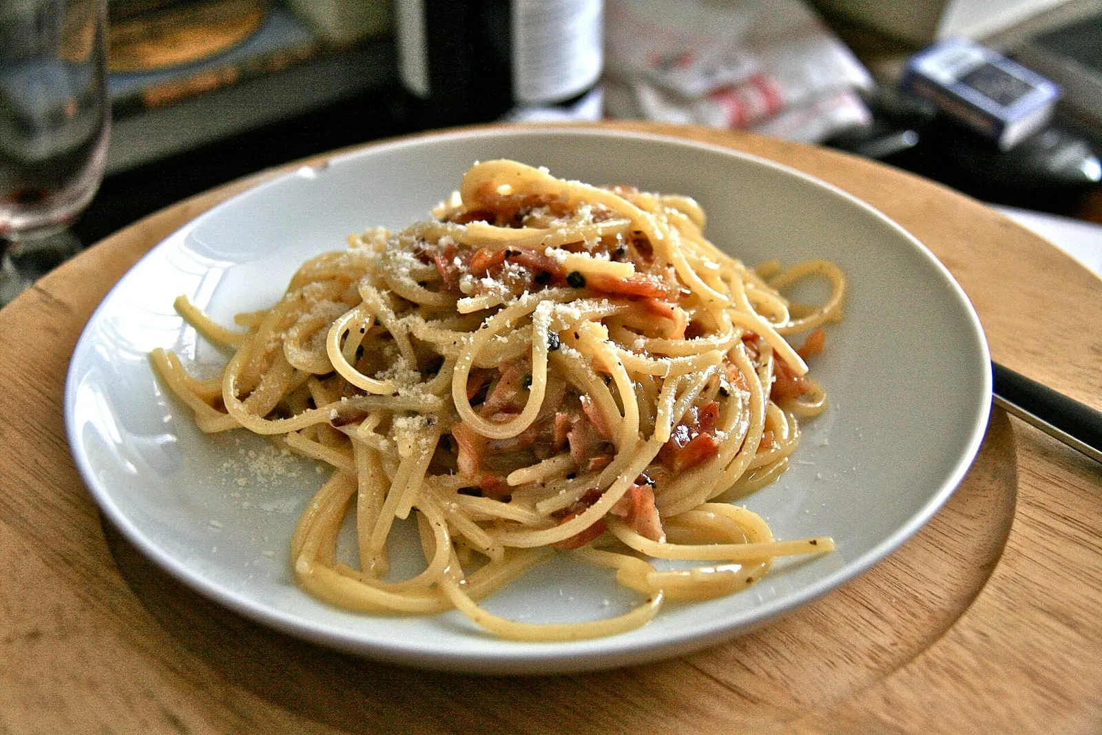 Assiette de spaghetti alla carbonara avec guanciale doré, pecorino râpé et poivre noir, servie dans un restaurant (photo d'illustration)