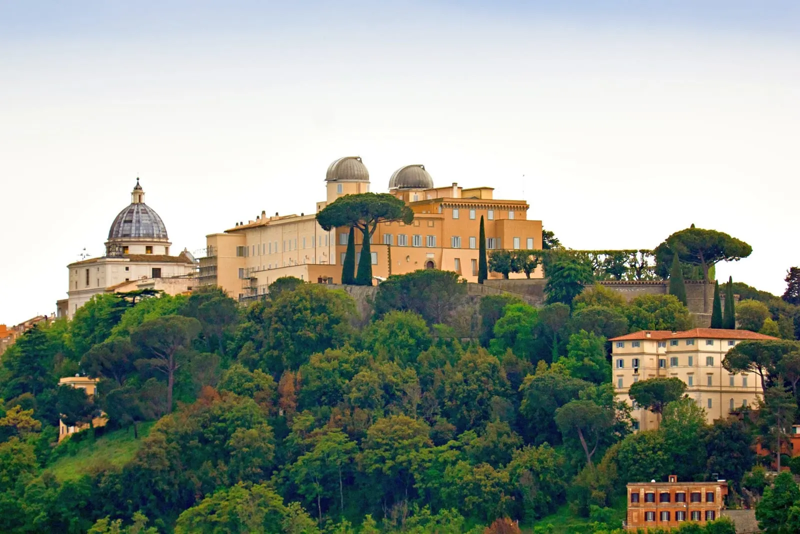Le palais apostolique de Castel Gandolfo et les coupoles de l'Observatoire du Vatican sur ses toits
