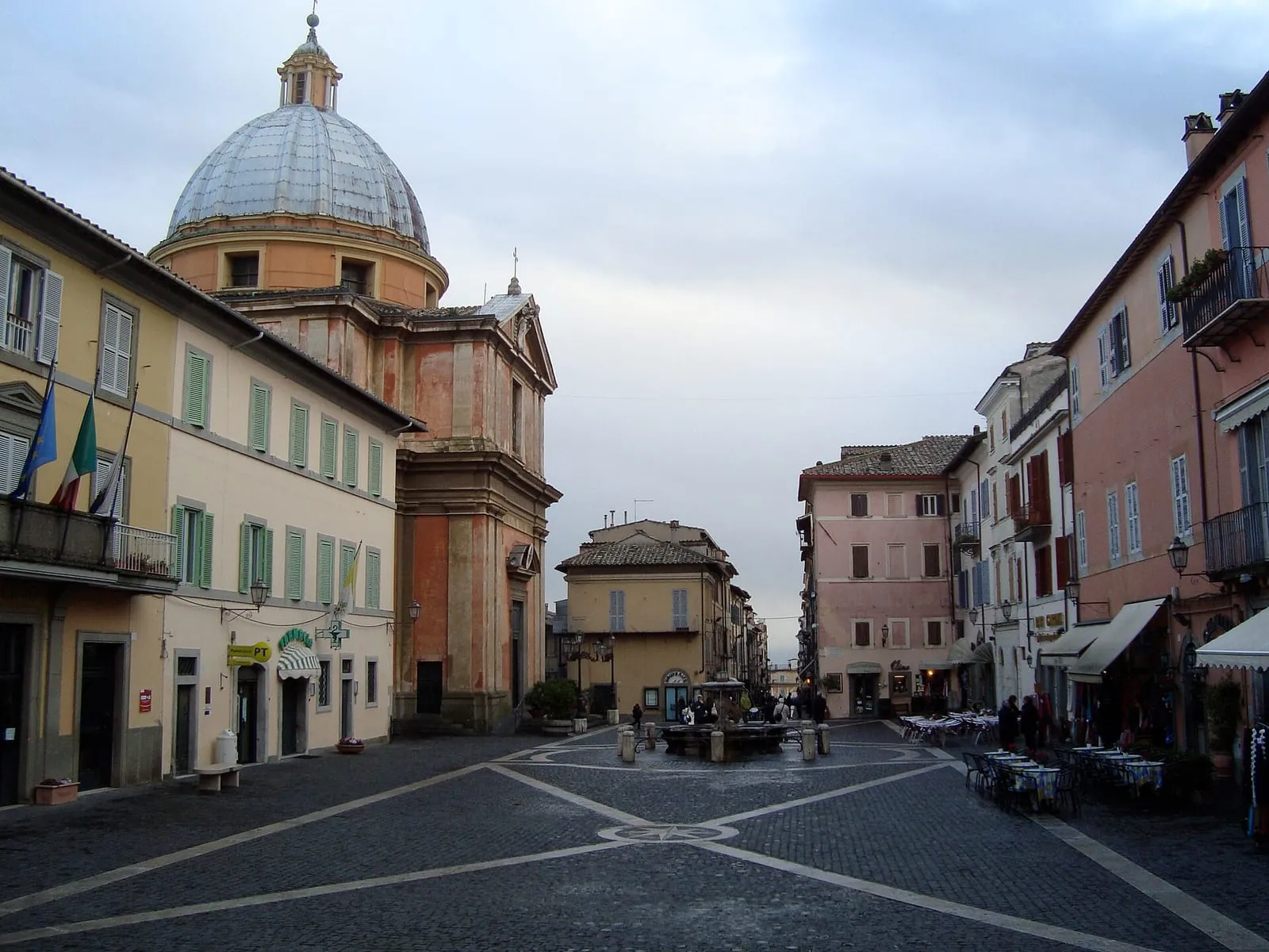 La piazza della Libertà de Castel Gandolfo et la collégiale San Tommaso da Villanova dessinée par le Bernin
