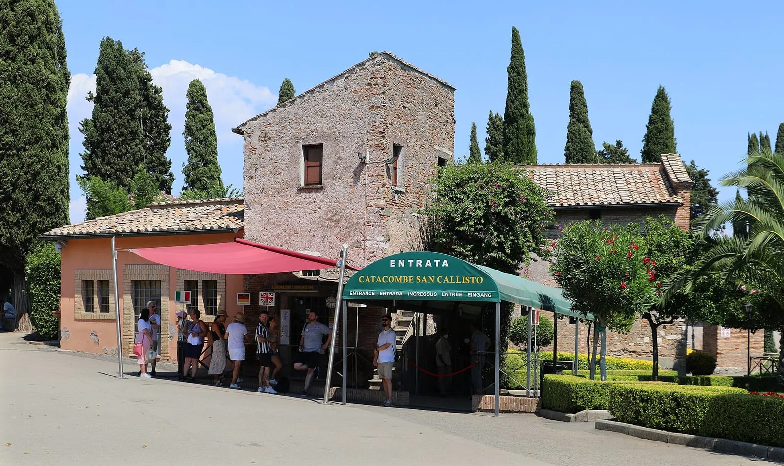 L’entrée des catacombes de San Callisto sur la Via Appia Antica, son auvent vert « Entrata Catacombe San Callisto » et les cyprès du parc