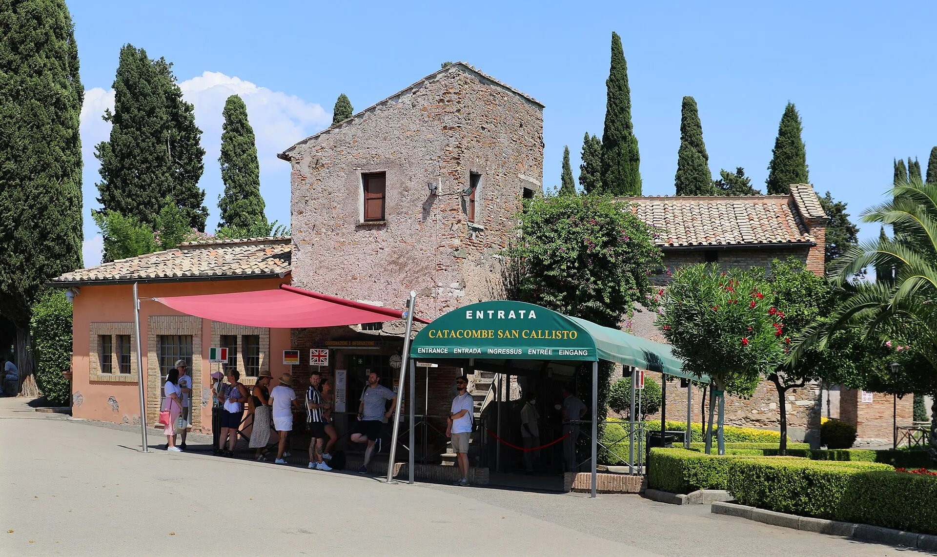 L’entrée des catacombes de San Callisto sur la Via Appia Antica, son auvent vert « Entrata Catacombe San Callisto » et les cyprès du parc