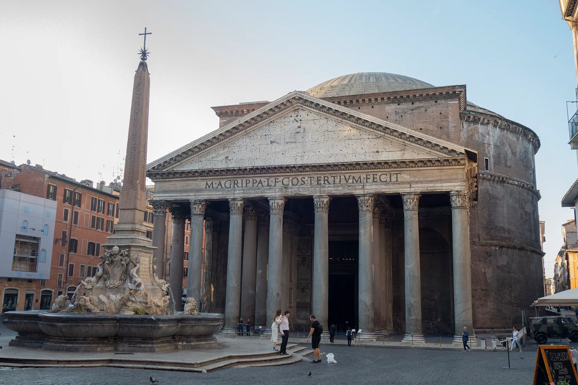 Façade du Panthéon de Rome, portique à colonnes de granit et fronton portant l'inscription d'Agrippa