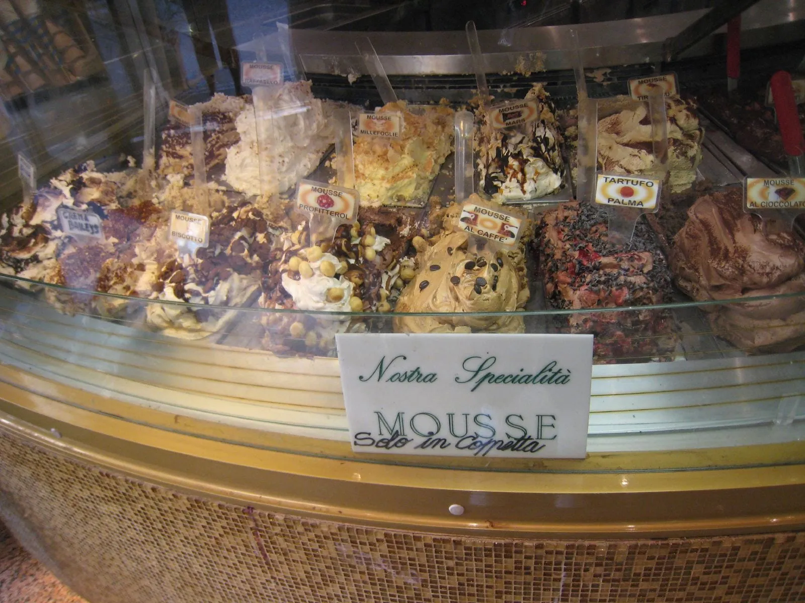 Des cornets de gelato artisanal présentés dans une gelateria de Rome