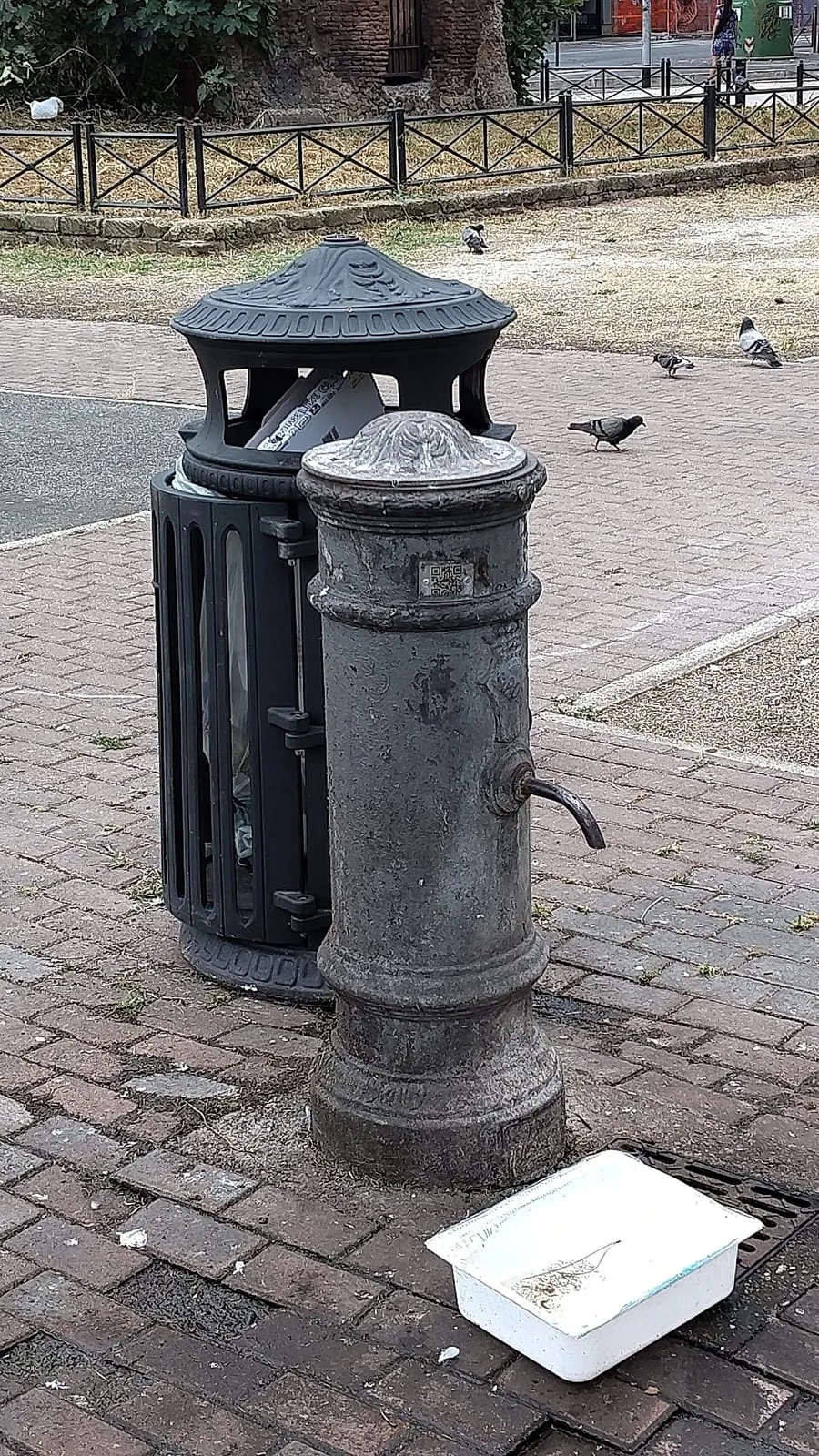 Un nasone, fontaine publique d'eau potable typique des rues de Rome