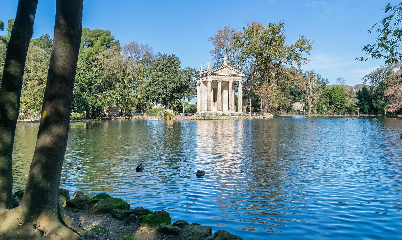 Le petit lac et le temple d'Esculape, à l'ombre des pins de la Villa Borghese à Rome