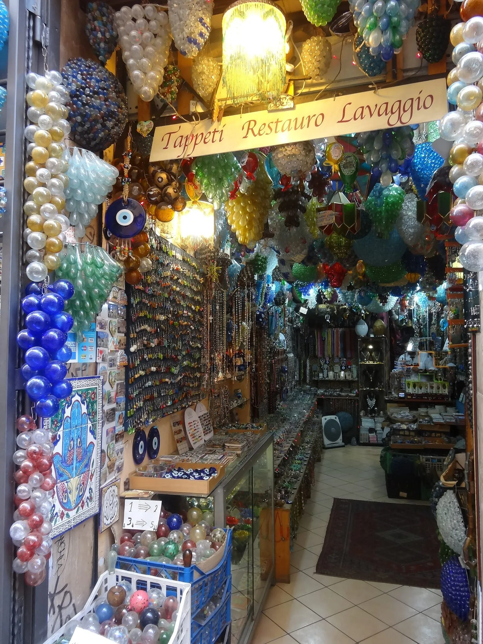 Intérieur chargé d'une boutique de curiosités et d'objets dans le rione Trastevere, à Rome
