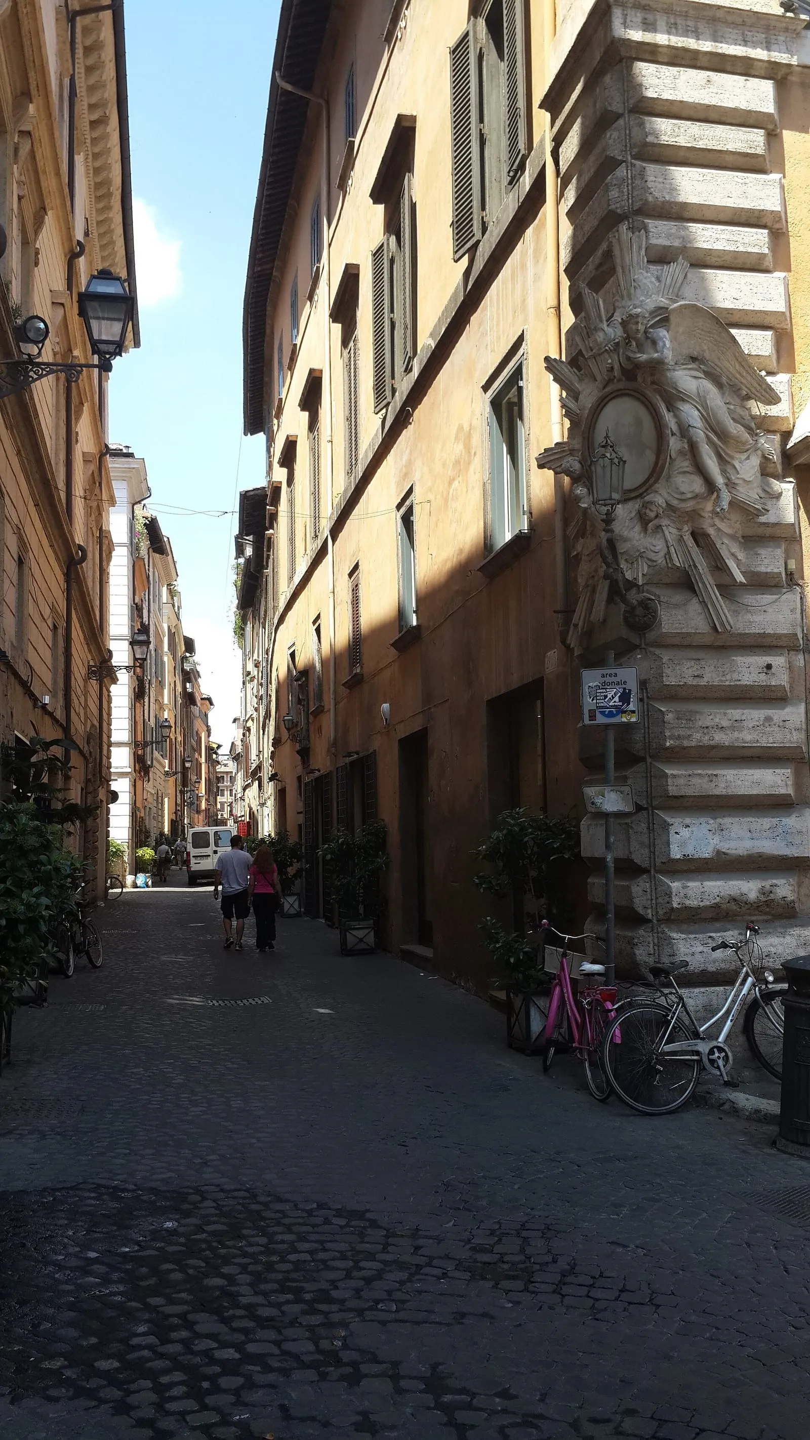 La via dei Coronari à Rome, rue étroite du centre historique bordée d'immeubles anciens