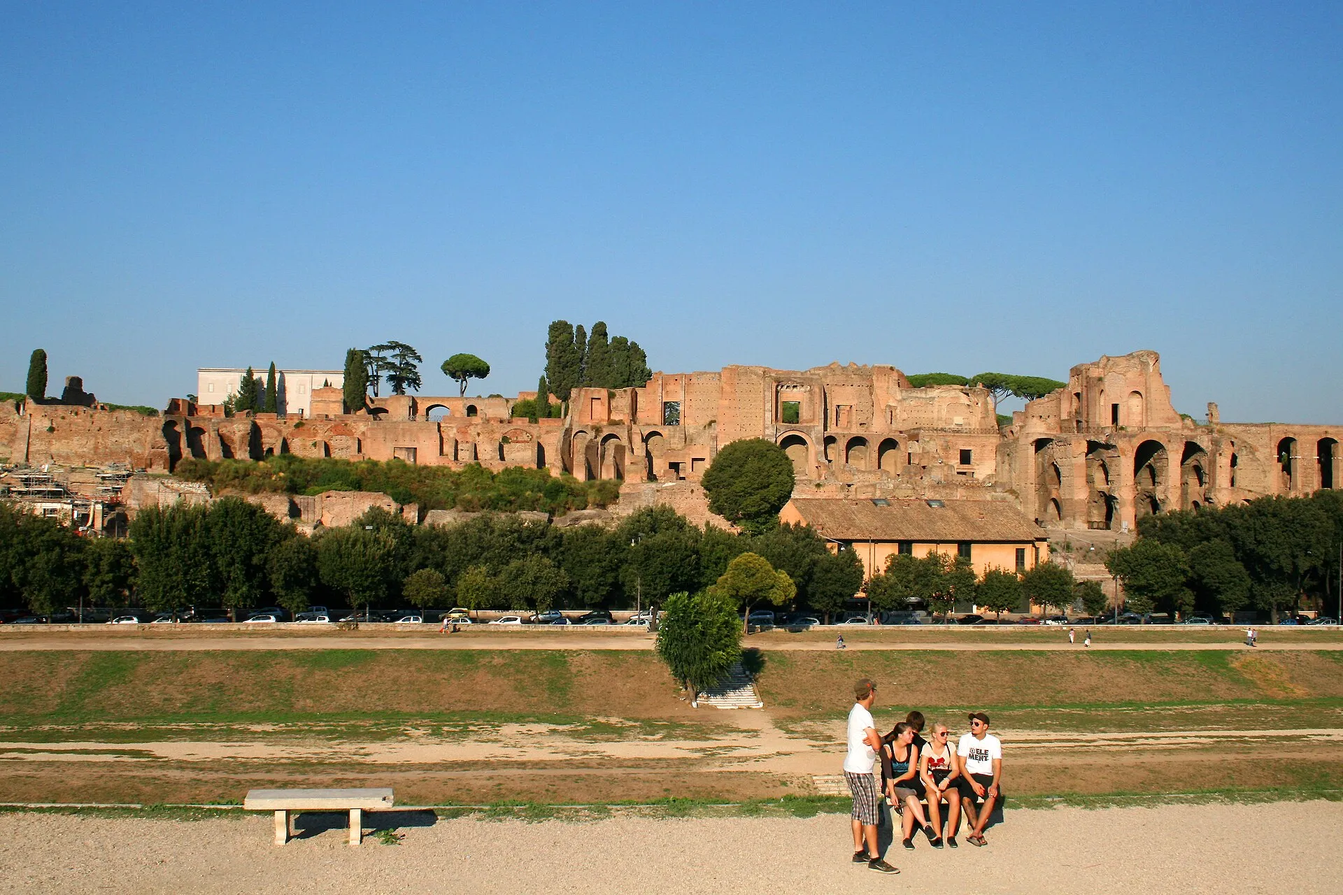 Le Circus Maximus vu depuis l'Aventin : la pelouse centrale du cirque, dominée par les ruines de la Domus Augustana sur le Palatin