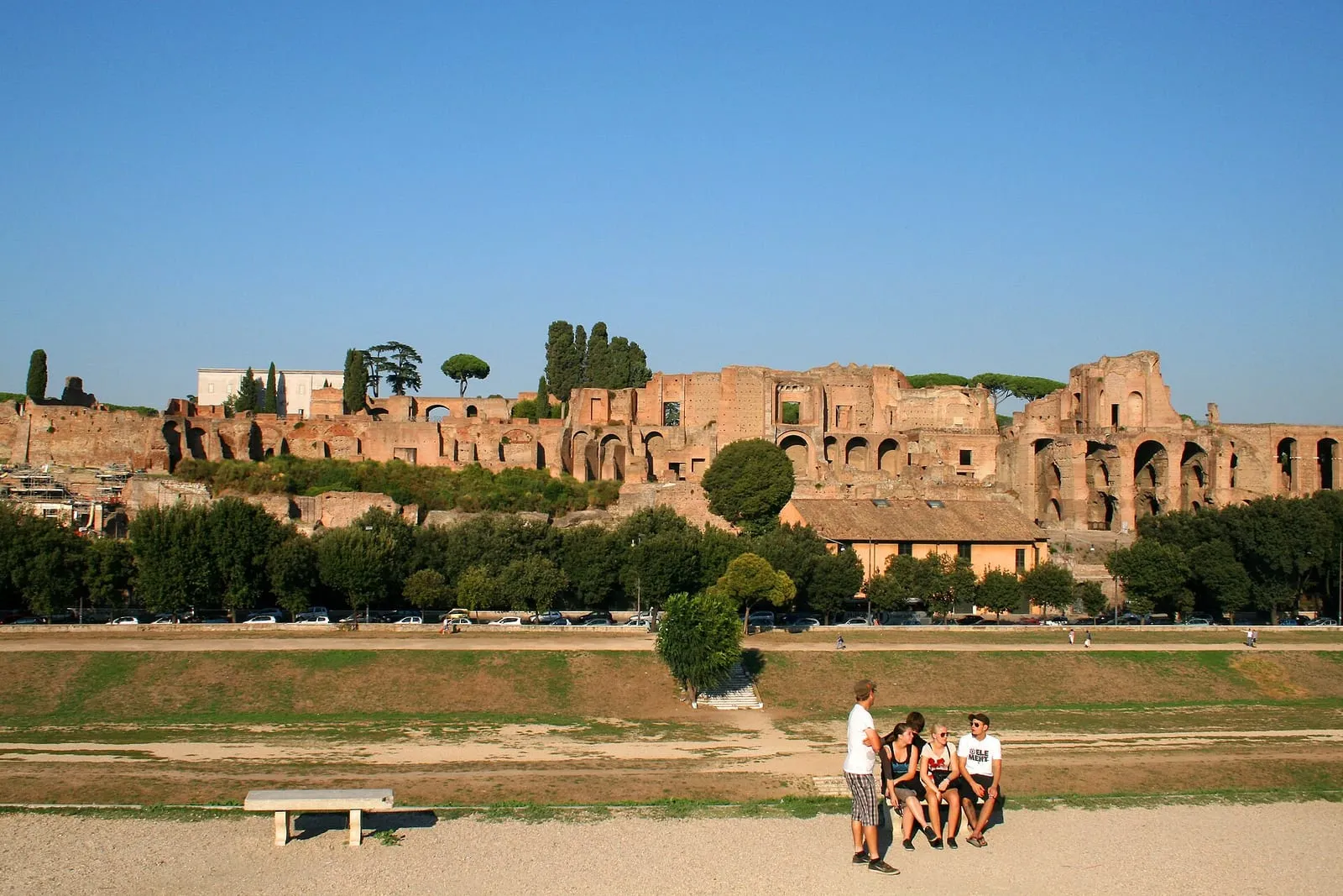 Vue depuis la pelouse du Circus Maximus vers le Palatin et le Forum romain