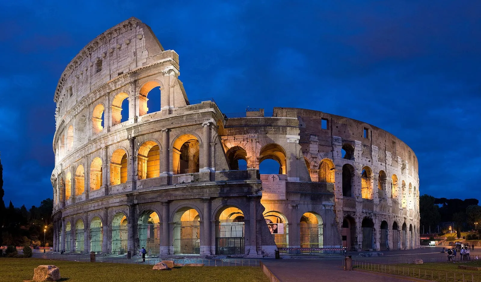 Le Colisée de Rome éclairé de nuit, vu depuis la via dei Fori Imperiali