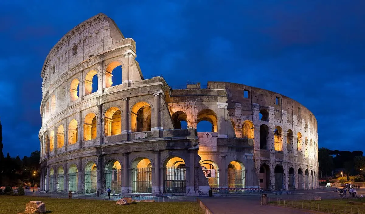 Le Colisée de Rome éclairé de nuit, vu depuis la via dei Fori Imperiali
