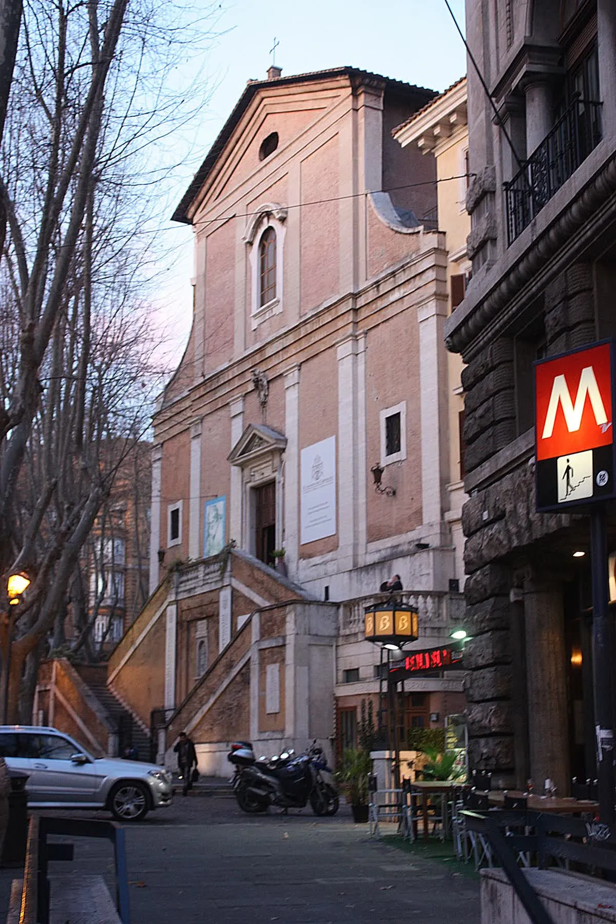 La façade de Santa Maria della Concezione dei Cappuccini vue de la Via Vittorio Veneto, avec son double escalier et l'entrée de la station de métro Barberini