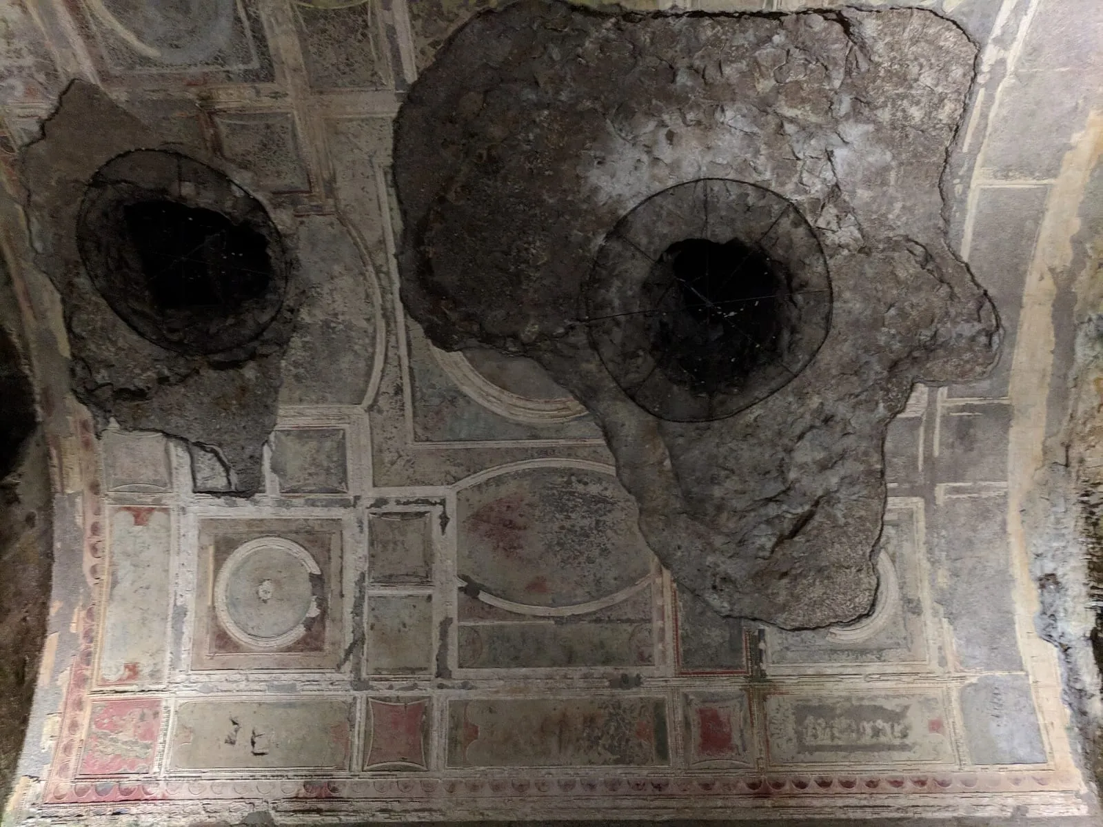 Fresque du plafond d'une salle de la Domus Aurea à Rome, décor antique fragmentaire autour d'une brèche