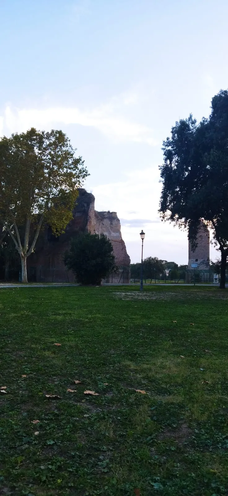 Pelouse et arbres du parc du Colle Oppio à Rome, le parc public qui recouvre la Domus Aurea