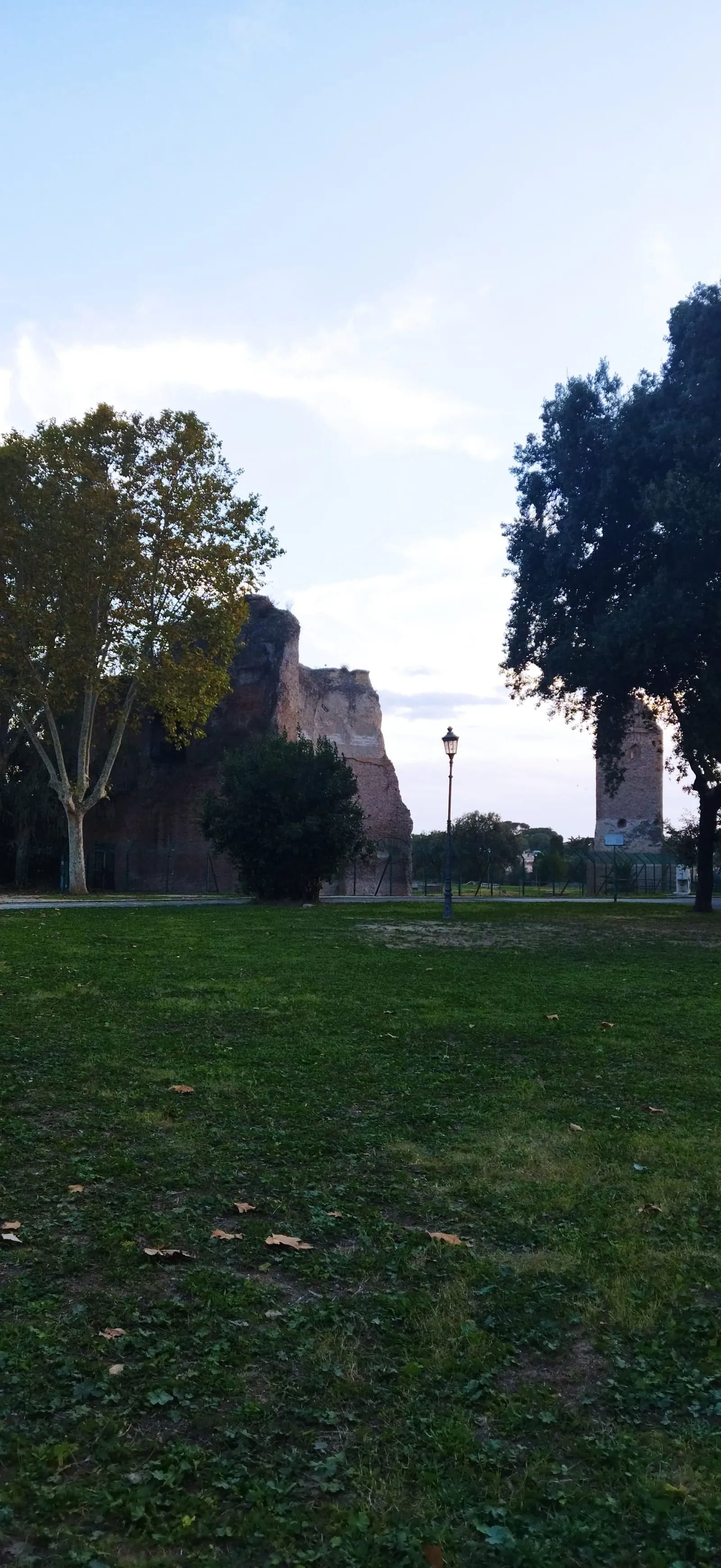 Pelouse et arbres du parc du Colle Oppio à Rome, le parc public qui recouvre la Domus Aurea