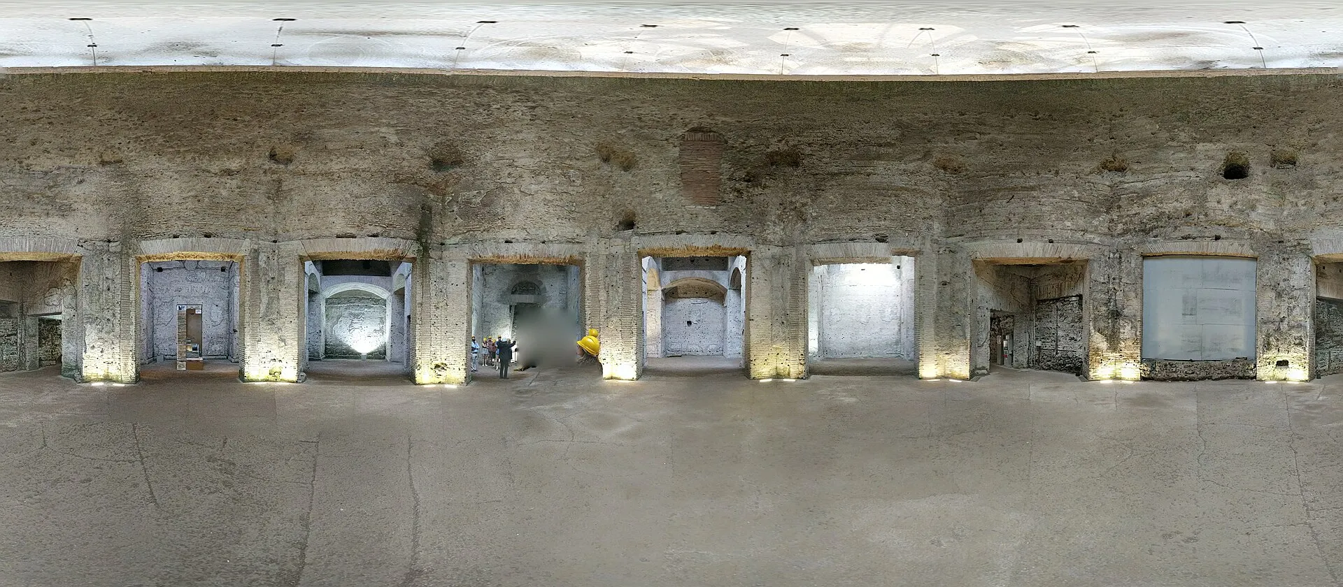 Intérieur de la salle octogonale de la Domus Aurea, murs de briques antiques et protections modernes