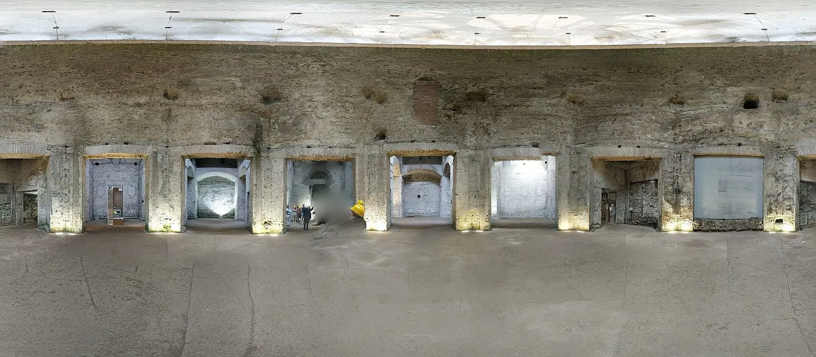 Intérieur de la salle octogonale de la Domus Aurea, murs de briques antiques et protections modernes