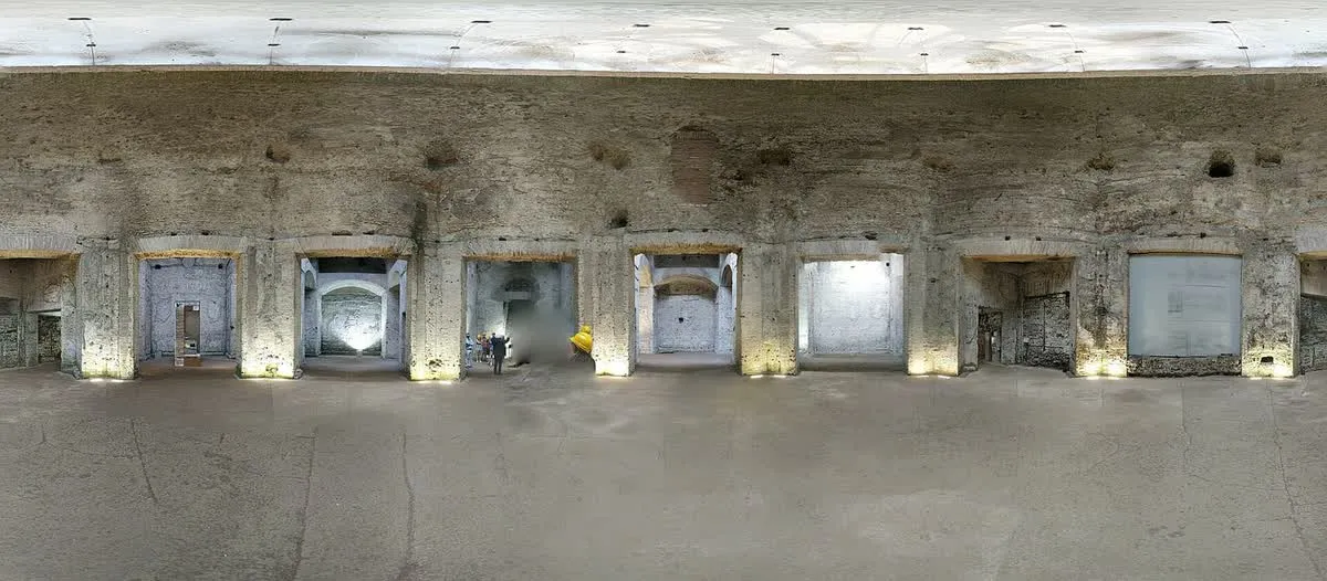 Intérieur de la salle octogonale de la Domus Aurea, murs de briques antiques et protections modernes