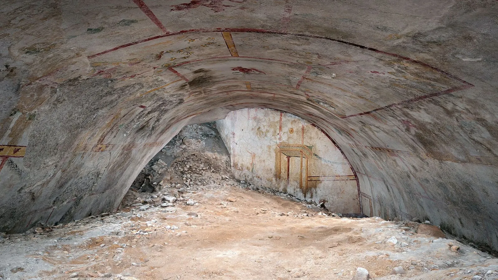 Salle du Sphinx de la Domus Aurea, avec les restes de ses fresques antiques sur la voûte