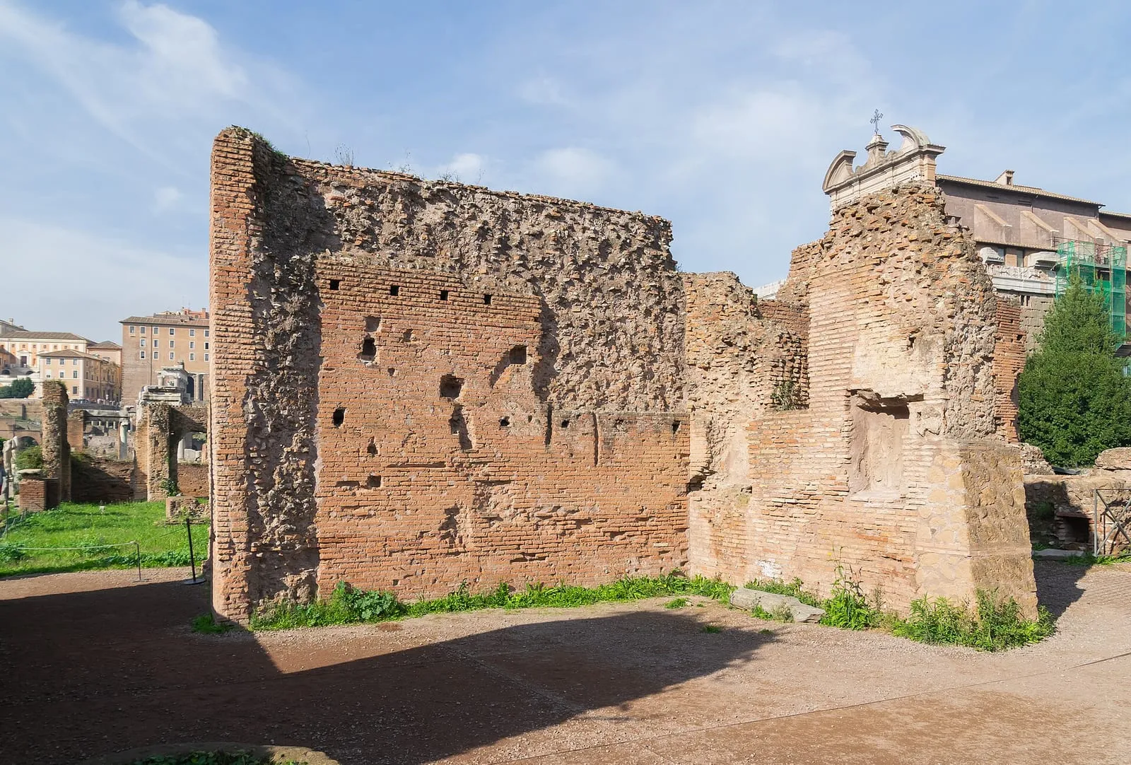 Ruines en brique de la maison des Vestales (Atrium Vestae) au Forum romain, avec le temple des Dioscures à l'arrière-plan