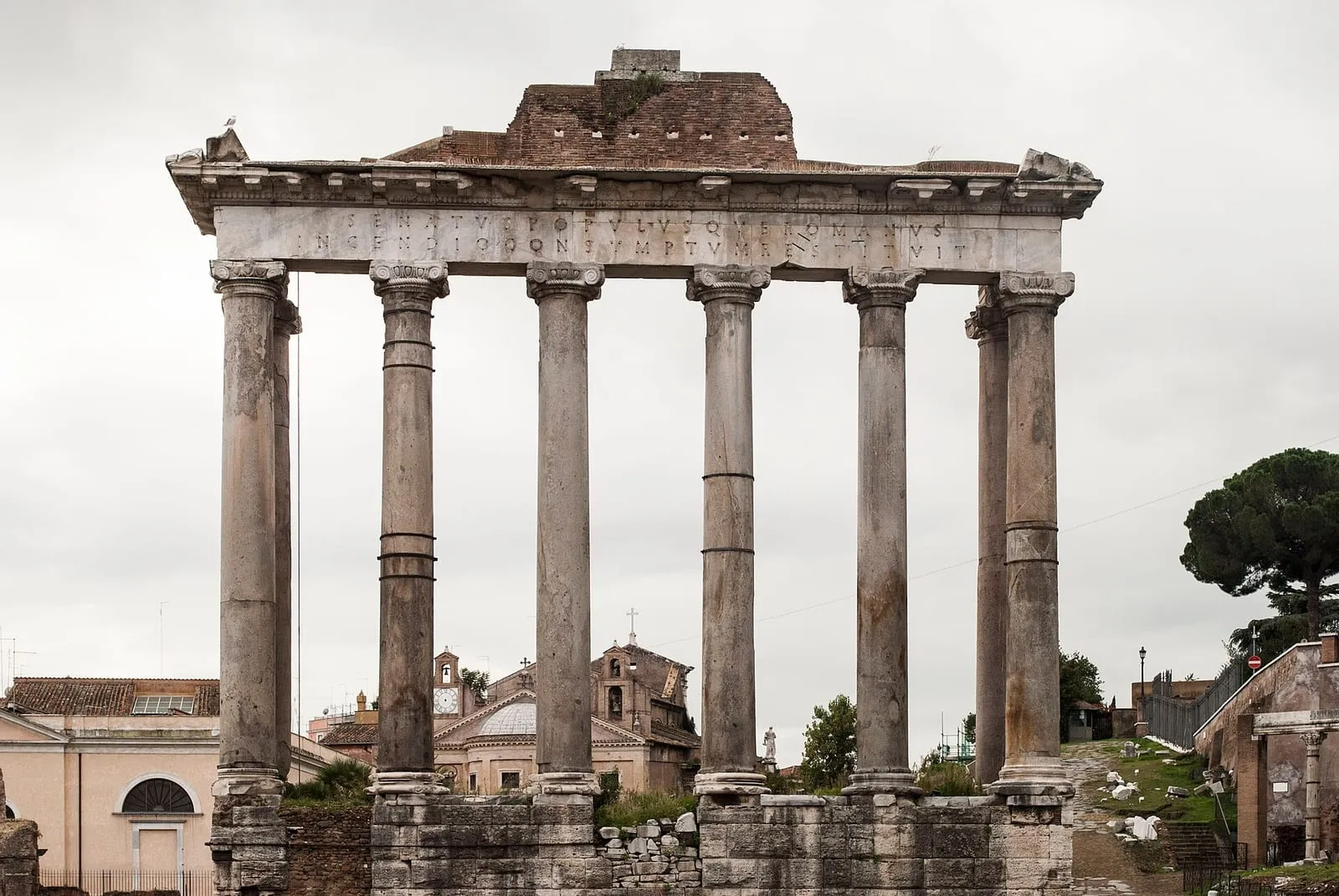 Les colonnes ioniques du temple de Saturne au Forum romain, surmontées d'un entablement portant une inscription latine de restauration