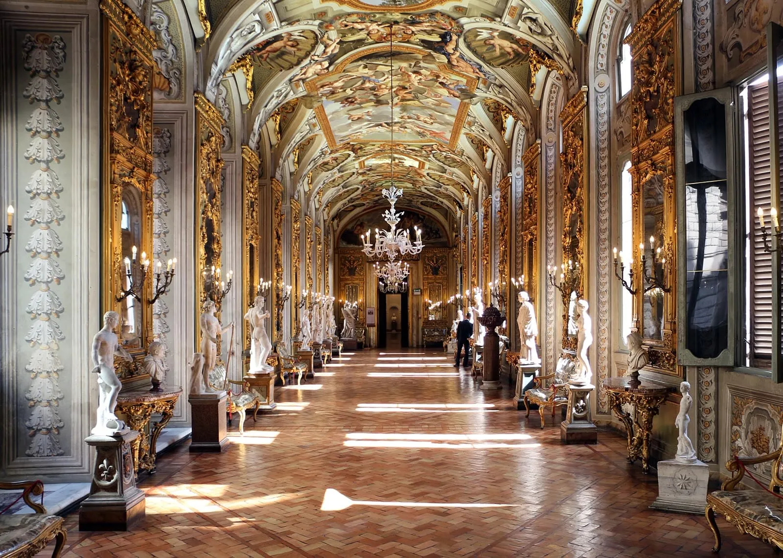 La galerie des Glaces du palais Doria Pamphilj, ses miroirs dorés et sa voûte décorée