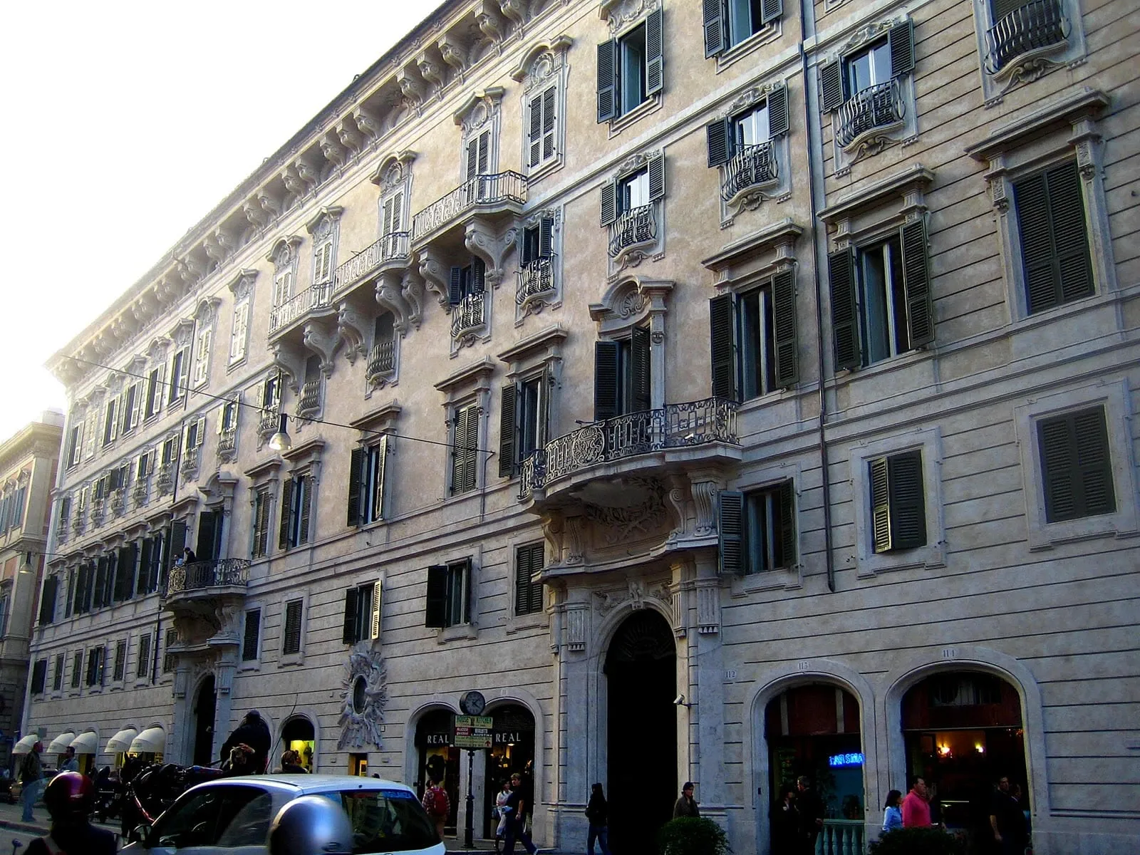 Façade du palais Doria Pamphilj sur le Corso, entre les immeubles du centre de Rome
