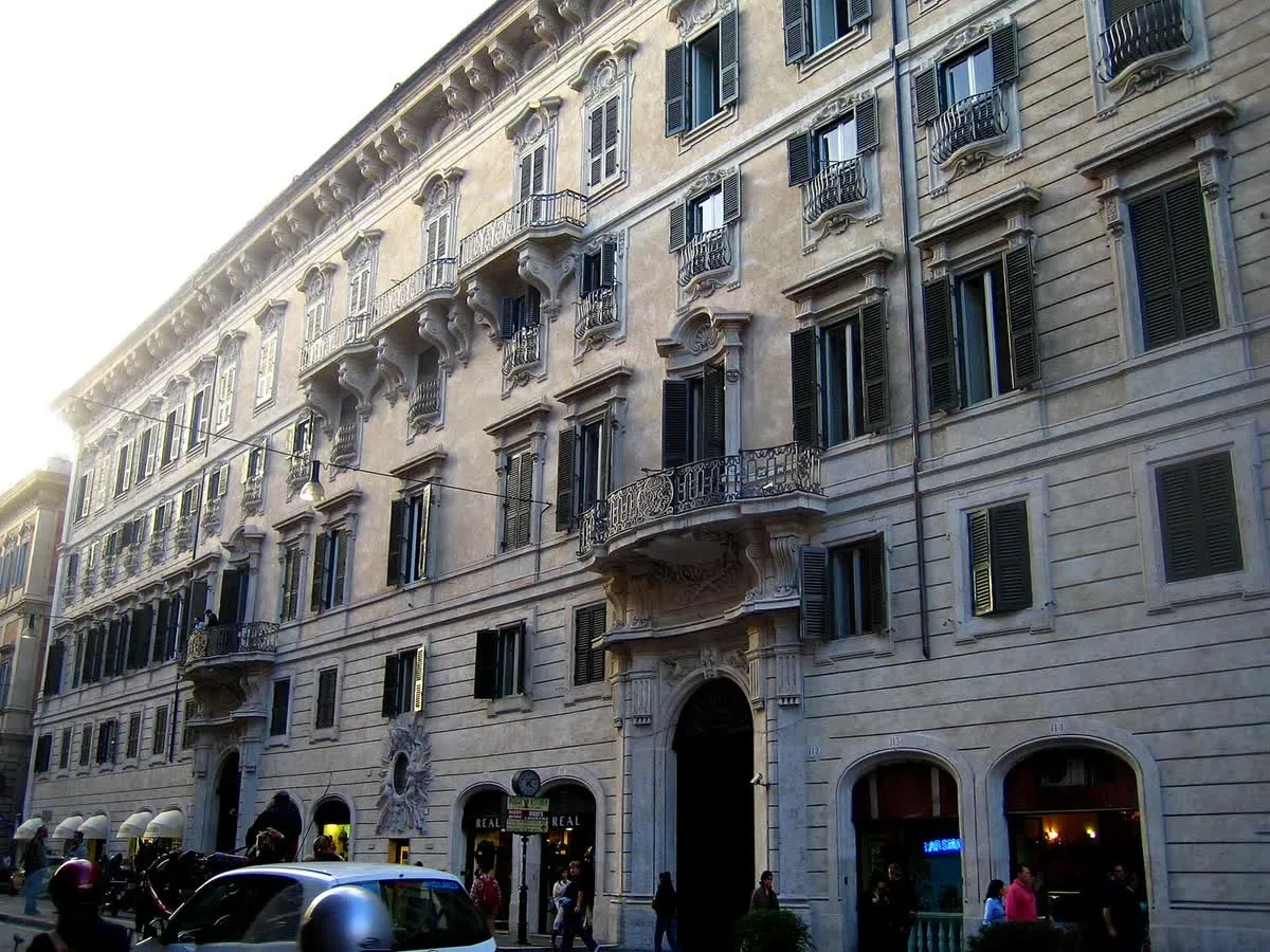 Façade du palais Doria Pamphilj sur le Corso, entre les immeubles du centre de Rome