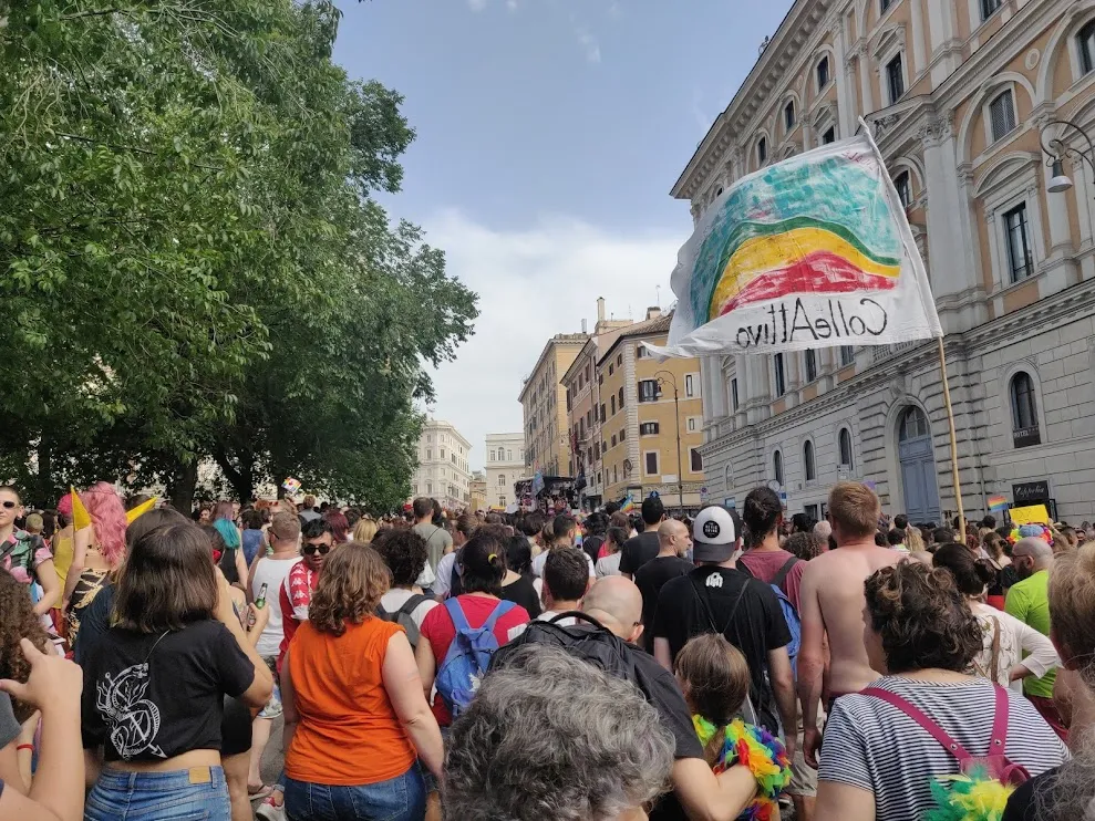 Participants au défilé du Roma Pride avançant dans une rue de Rome